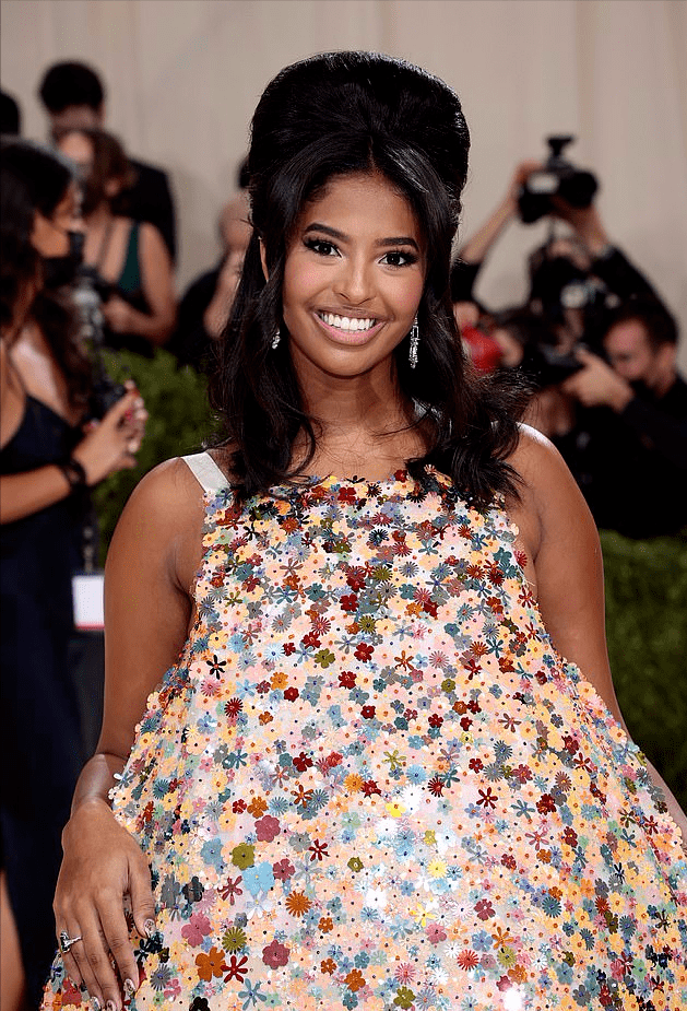 原创科比遗孀一身低胸绿裙好性感和18岁女儿出席派对女儿黑裙更美