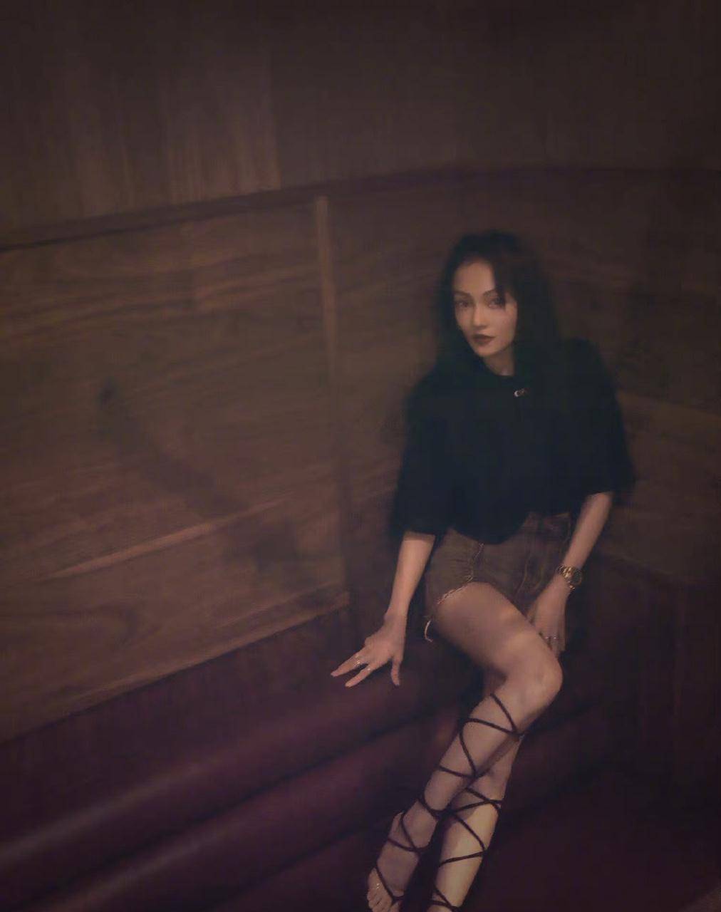 身材|张韶涵最新写真曝光，全身黑色配双绑带凉鞋，一般人驾驭不了