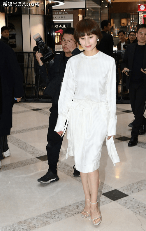 套装|袁泉真是优雅到骨子里了,一袭白色连衣裙优雅温柔,成熟精致