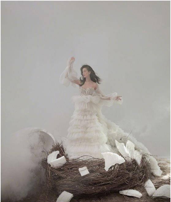 样式|黄圣依真拼，坐“鸟窝”里拍写真，奇趣穿搭化身“鸟宝宝”！