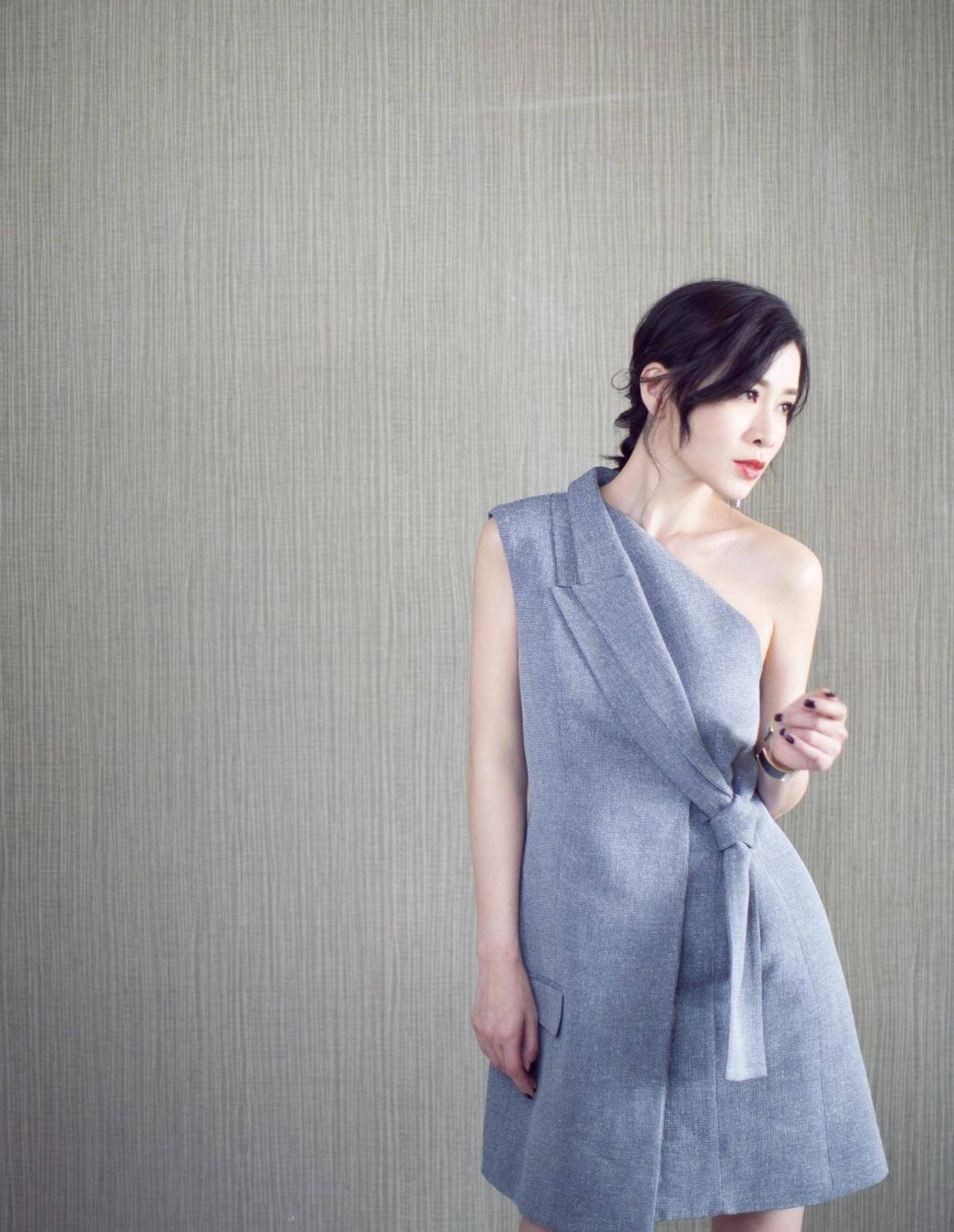 真会|佘诗曼真会“扮嫩”，灰色连体裤配牛仔外套减龄俏皮，洋气又精致