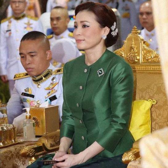 曲线|苏提达王后穿红裙亮相，身材胖了好多，侧面看有小肚腩了