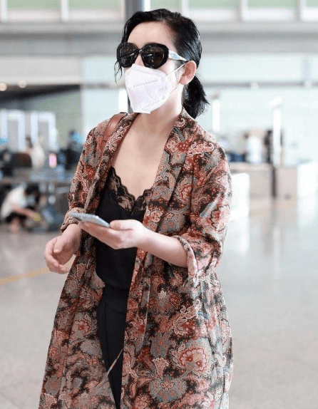 吊带|秦海璐穿搭够随性，蕾丝吊带配“大妈外套”，看着就很有年龄感