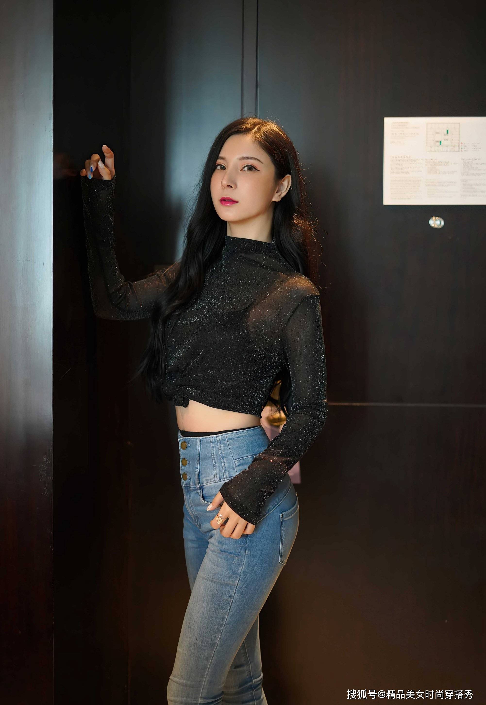 黑色|黑色透视上衣搭配牛仔裤，优雅范十足，吸睛又时尚