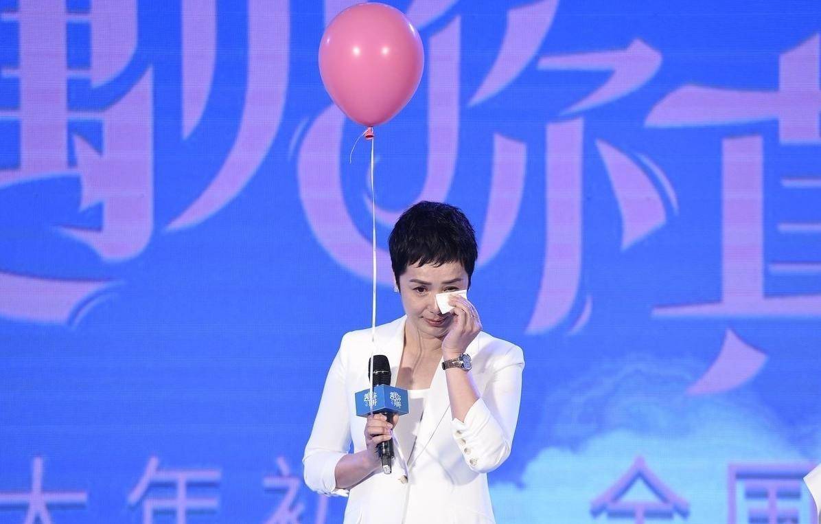 颜色|蒋雯丽真是越老越有气场,白色西装配牛仔裤干练利落,气场全开