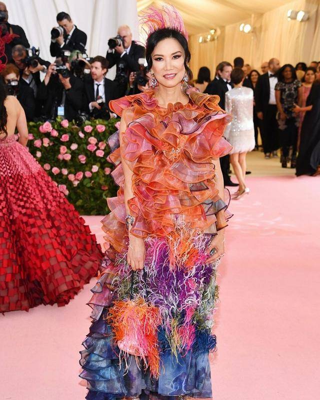 保养|52岁邓文迪保养得太好，穿亮片礼服闪耀动人，脸上没有一丝皱纹