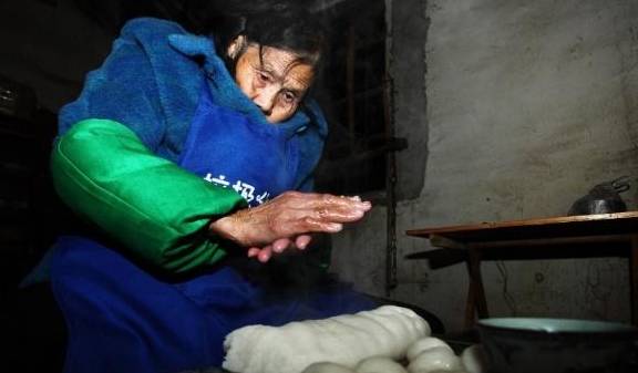 因为|老奶奶校门口卖“最便宜”早餐,5毛一份,路人:有钱也不会买!