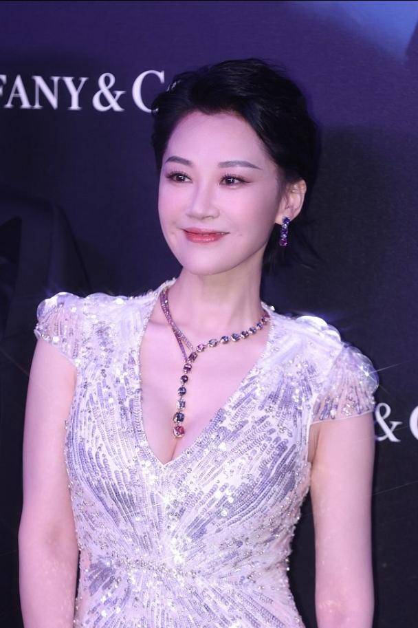 的优点|许晴的状态过分了，穿“钻石裙”微微一笑宛如少女，优雅气质太绝