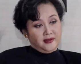 因为|76岁李谷一罕见露面!穿豹纹修身裤“叠腿坐”,戴金耳环太富态