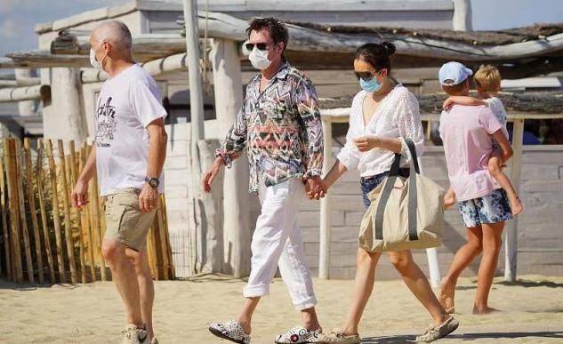 老公|巩俐终于做回小女人，穿深V热裤海滩散步，外籍老公全程牵手贴心