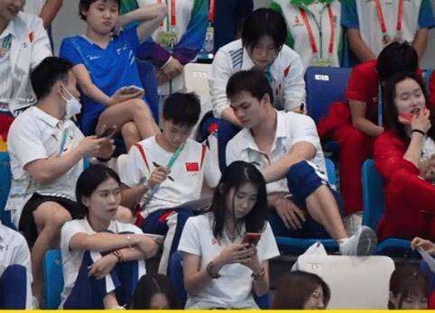 签名|场下也抢镜！全红婵为师姐加油，忙着签名+分享零食，谁注意张家齐