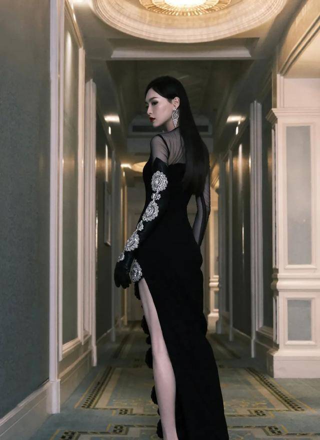 状态|唐嫣的腿不是腿，塞纳河畔的春水