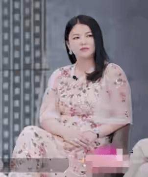显得|李湘还在营销贵妇人设，p的没半点皱纹，女儿反而打扮的土了