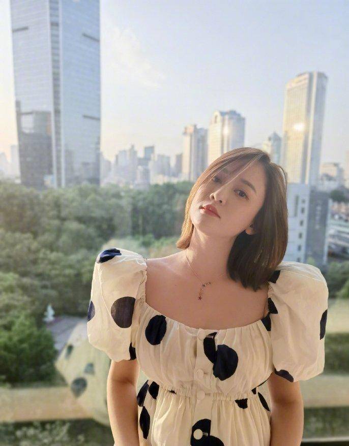 因为|陈乔恩不走“甜美风”也超赞,穿修身裙气场太强,又帅又飒