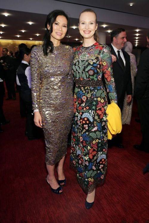 漂亮|邓文迪自信又真实，布满皱纹的脸不打针不修饰，52岁还这么漂亮！