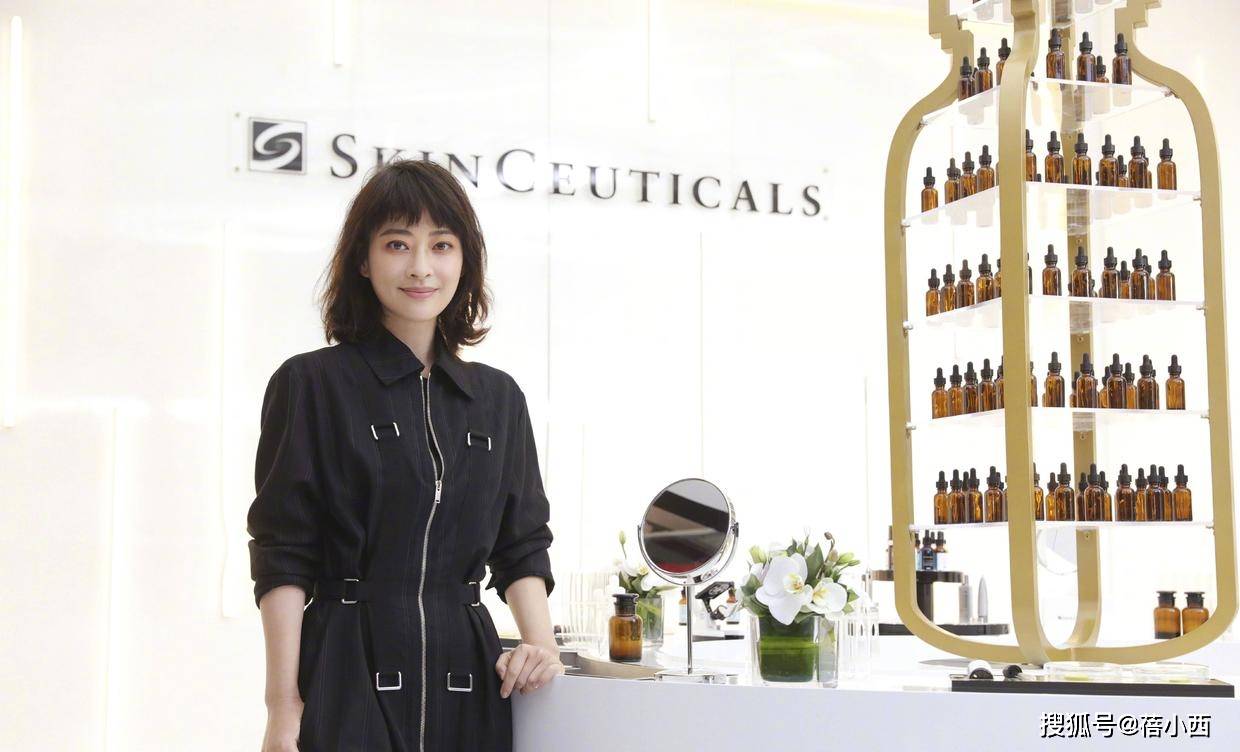 设计|梅婷脱离微胖圈后真会穿，无袖皮裙领口“开条缝”，高级感无敌了