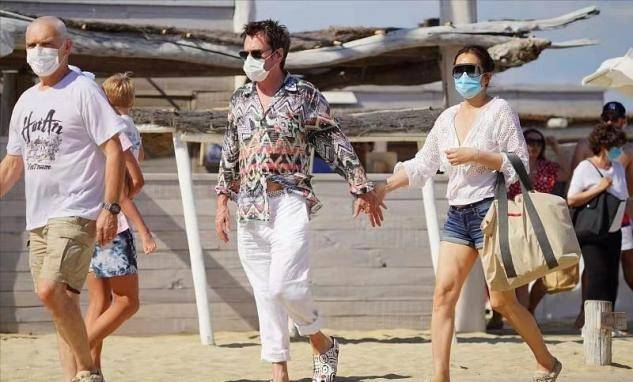 老公|巩俐终于做回小女人，穿深V热裤海滩散步，外籍老公全程牵手贴心