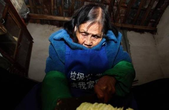 因为|老奶奶校门口卖“最便宜”早餐,5毛一份,路人:有钱也不会买!