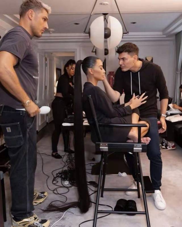 黑色|金卡戴珊终于舍得拿下头套！戴墨镜穿紧身衣cos猫女秀翘臀，超性感