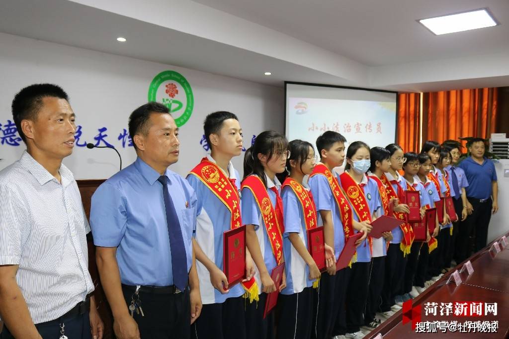 牡丹区吴店中学举行法治报告会暨"法治宣传员"聘任仪式