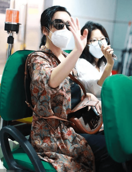 吊带|秦海璐穿搭够随性，蕾丝吊带配“大妈外套”，看着就很有年龄感