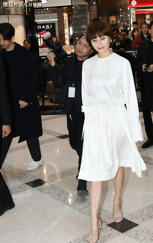 套装|袁泉真是优雅到骨子里了,一袭白色连衣裙优雅温柔,成熟精致