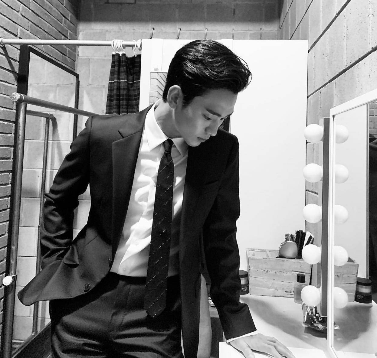 太帅|金秀贤晒帅气西装写真，时隔5年回归电视剧，收视率口碑一路领跑