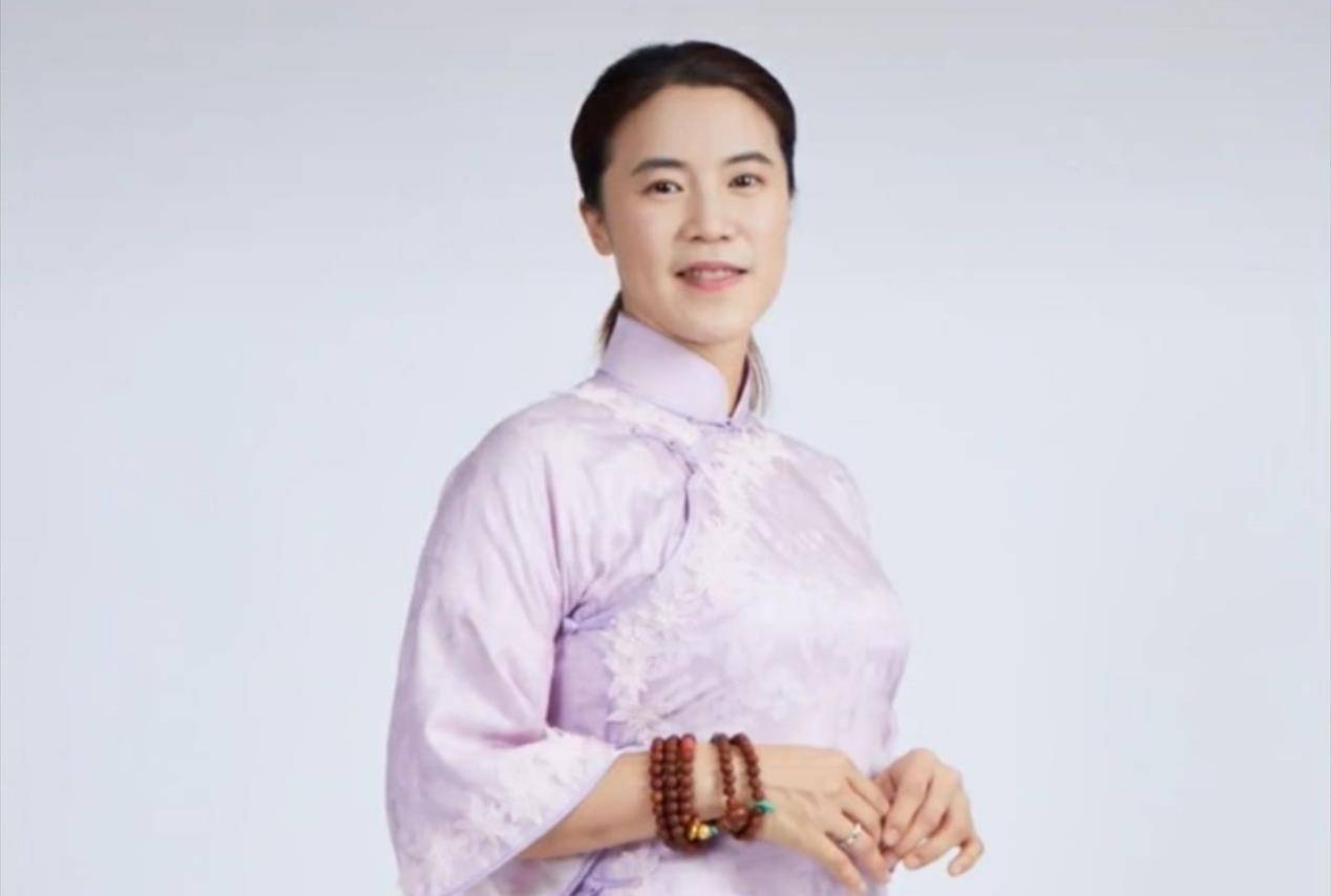 东方|奥运冠军王楠退役后大变样!罕见旗袍穿出东方韵味,变化大更女人