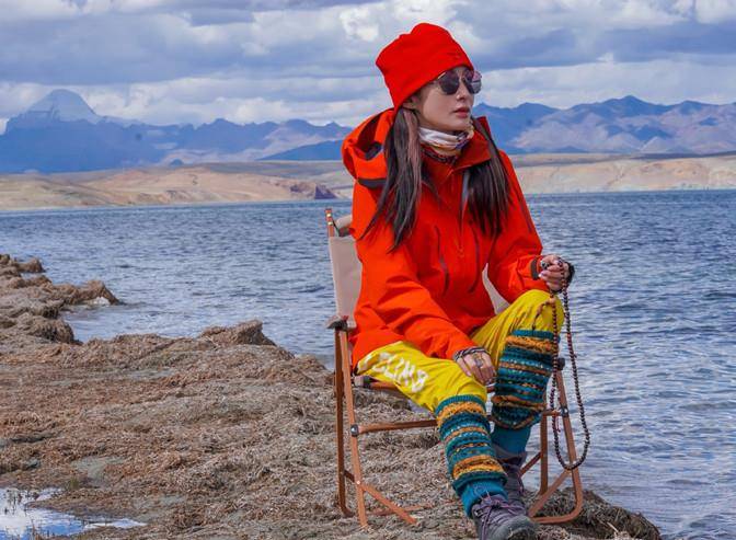 身材|张敏罕见晒生活近照，53岁穿连帽夹克戴小红帽，骨感过头像小老太