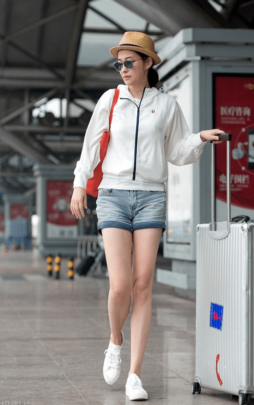 经典|梅婷真是“阿姨辈顶流”，白色外套配牛仔短裤休闲洒脱，时髦温柔