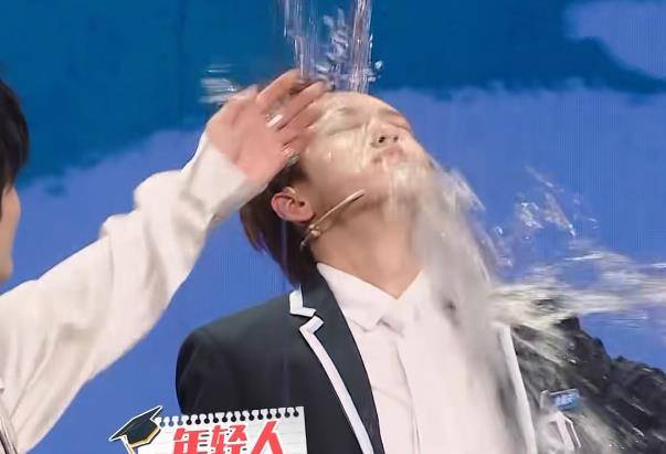 梁森|余景天接受泼水惩罚，妆容被冲刷干净露出素颜，整没整容一目了然