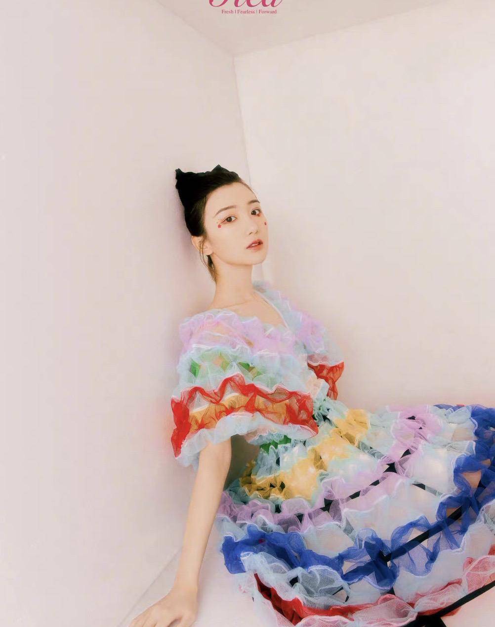 公主|毛晓彤化身童话公主，把彩虹穿在了身上，气球围满美得像件艺术品