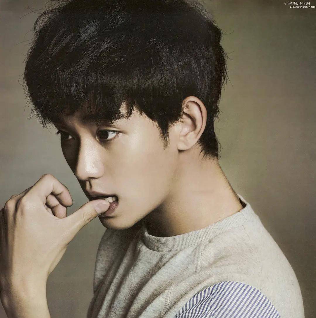 太帅|金秀贤晒帅气西装写真，时隔5年回归电视剧，收视率口碑一路领跑