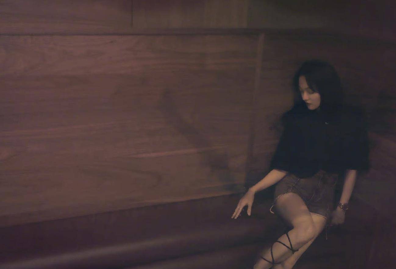 身材|张韶涵最新写真曝光，全身黑色配双绑带凉鞋，一般人驾驭不了