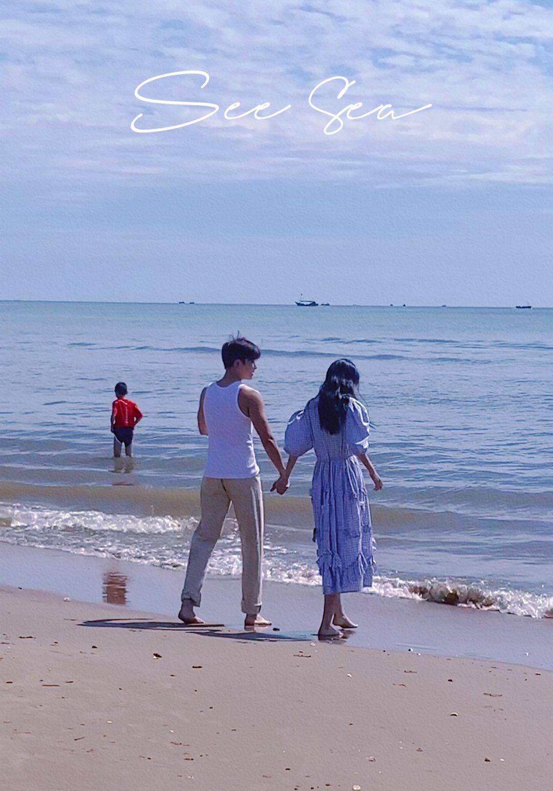 连衣裙|网友偶遇侯明昊和周也海滩拍摄，淡蓝色格子裙互动甜蜜，cp感十足