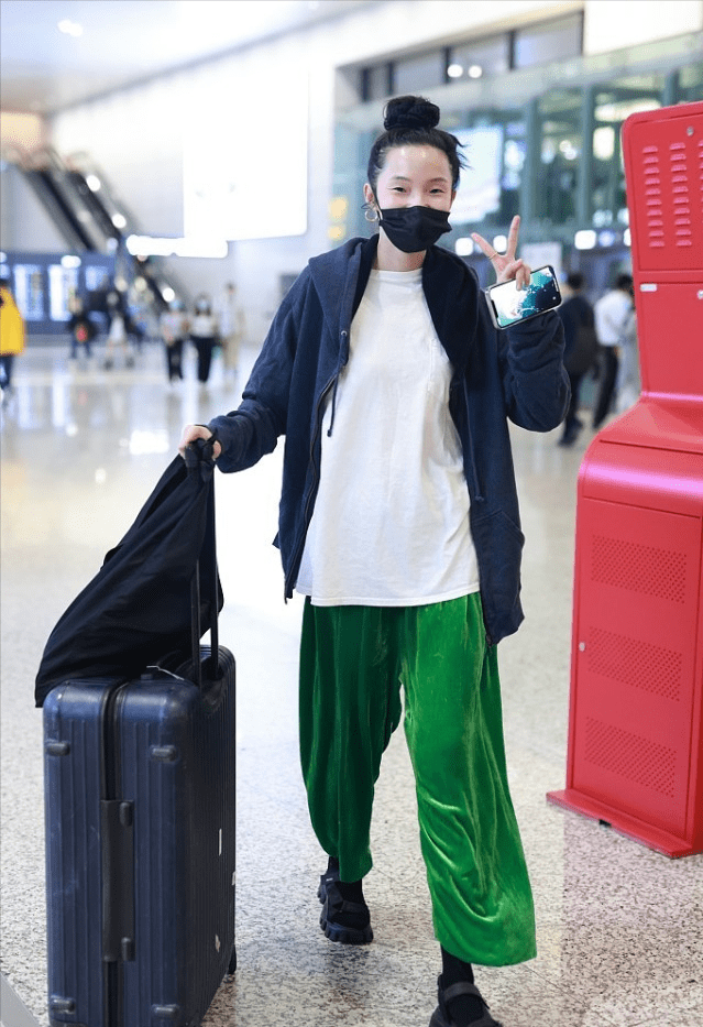 恋情|雎晓雯金大川默认恋情，黑白穿搭简约随性，超模的气质真不一般