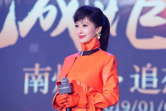 气色|赵雅芝穿橙色大衣还扎马尾辫，少女感十足！