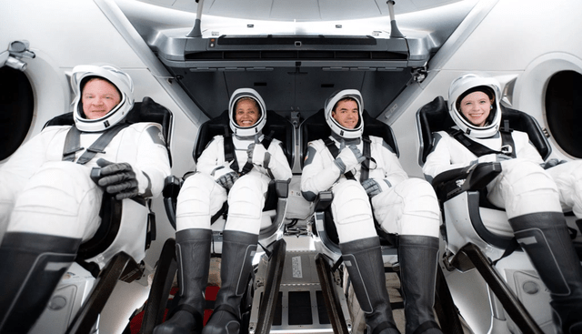 SpaceX|刚刚，马斯克的SpaceX送4位“平民”进入太空开启3日游，刷新人类记录