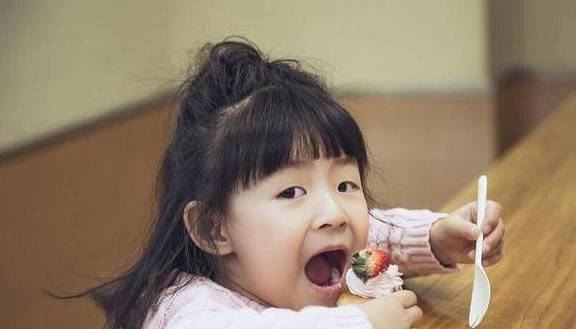 补充|从小克制着不吃零食的孩子，将来很难摆脱3种结局，家长别不知道