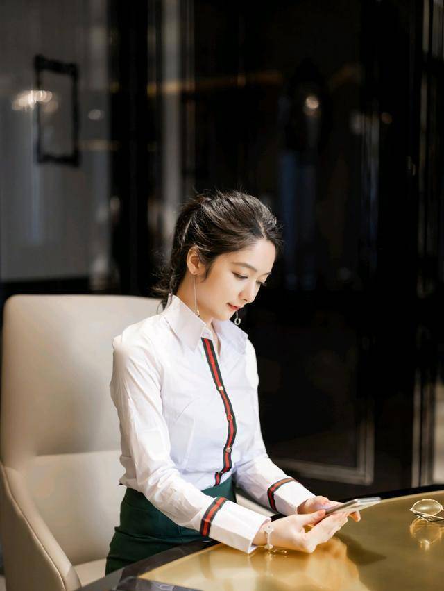 高跟鞋|美女白衬衫搭配绿色包臀裙个性十足，脚上一双绿色高跟鞋魅力无限