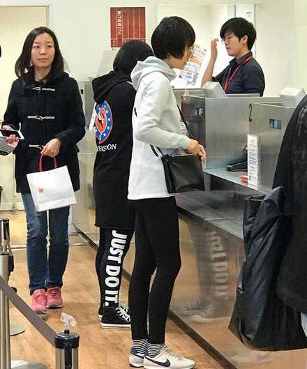 显得|袁泉走机场被拍到，穿风衣健美裤身材是好，但脸不比普通人漂亮！