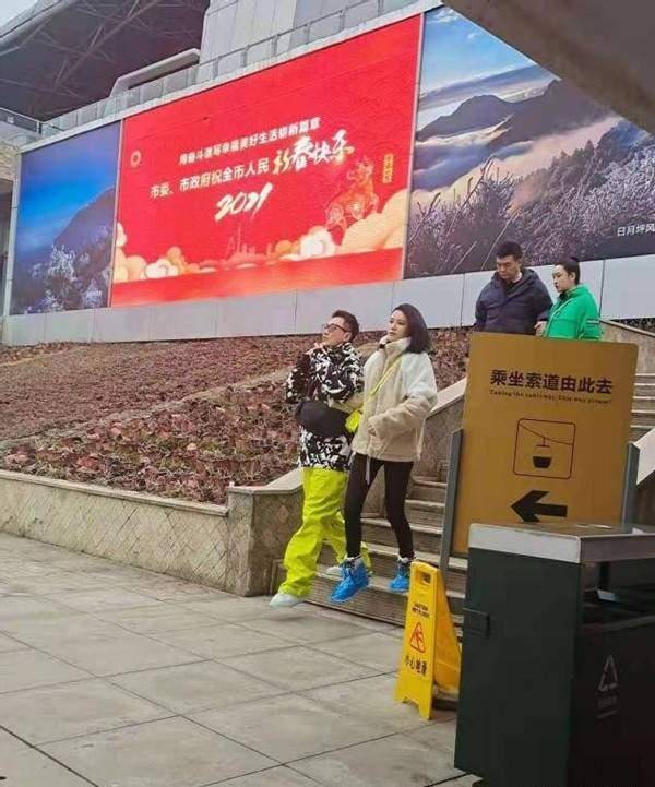 显得|妻子5路透，秦海璐夫妇打扮朴实却最恩爱，刘涛孤身显落寞