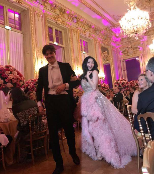 名媛|沈月晒庆生照,脖子里挂着6条珍珠项链奢华至极,7位闺蜜成为陪衬