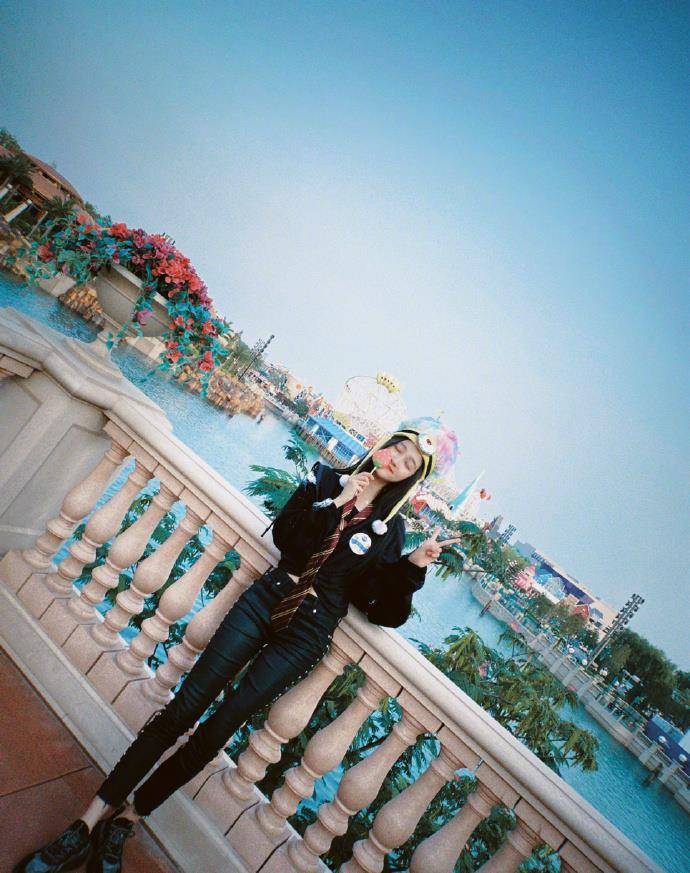 影城|鹿晗真有福气,女友关晓彤穿紧身裤逛环球影城,腿长比例不输超模