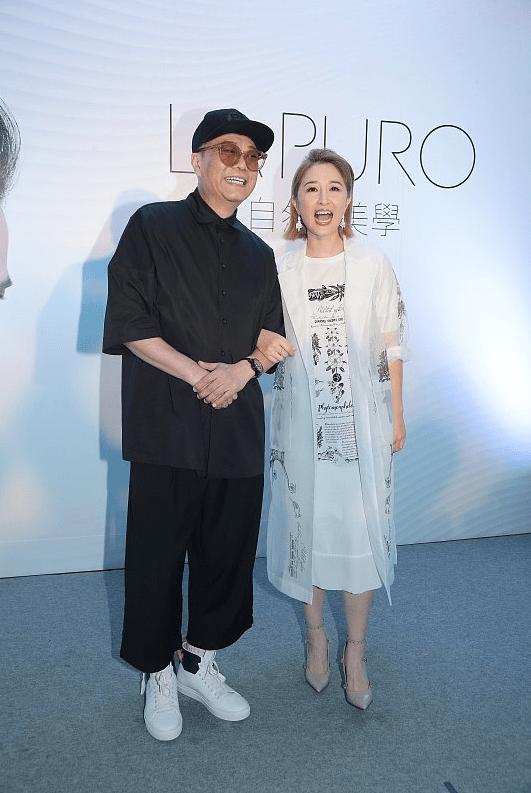 显得|快60岁的关咏荷状态还跟年轻人一样，穿白衣不显老，还是那么美