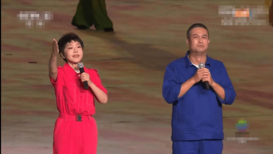 显得|这才是闫妮真实的样子，皮肤多皱又松弛，剪了短发更像大婶了！