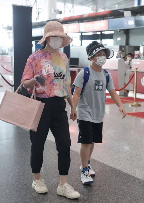 整体|胡可一家四口走机场,穿小黑裤暴露“阿姨肚”,两儿子穿得还挺潮