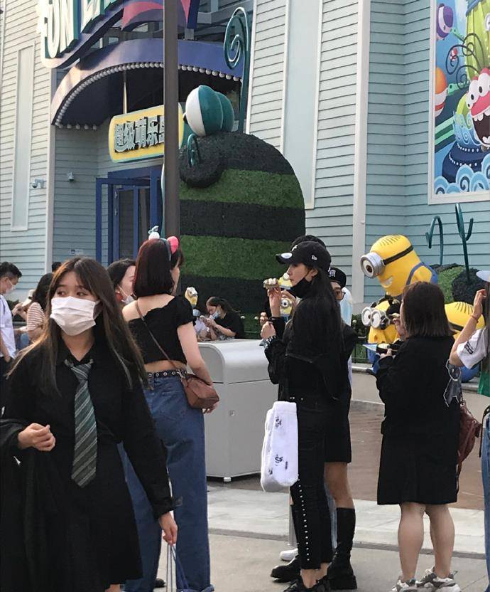 影城|鹿晗真有福气,女友关晓彤穿紧身裤逛环球影城,腿长比例不输超模