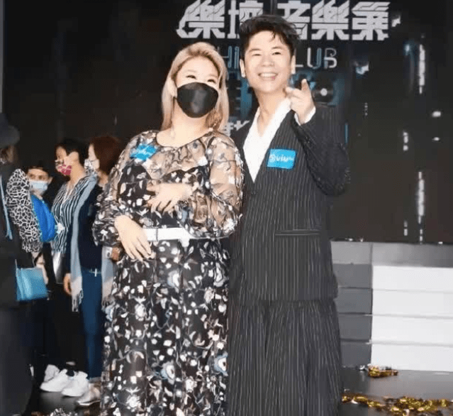 黑色|郑欣宜减肥成功活得像公主，穿碎花连衣裙身材饱满，笑起来太甜了