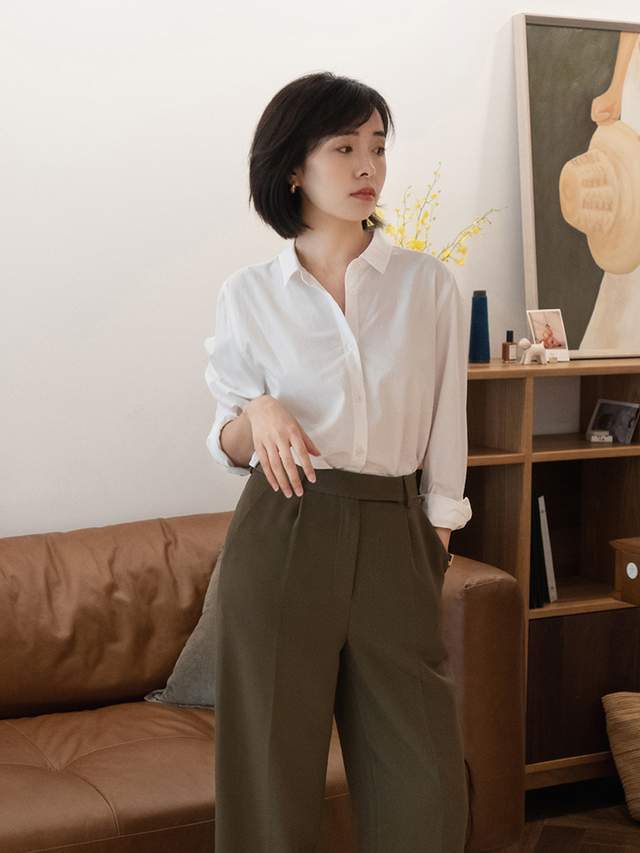 感觉|40+女性怎么穿才干练洋气，蓝色衬衫搭配西装裤通勤洋气，超显白